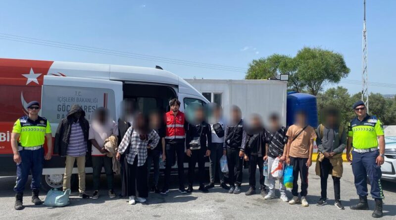 Germencik’te 21 düzensiz göçmen, 2 organizatör yakalandı 1