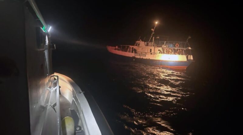 Göçmen kaçakçıları özel tekne ile kaçarken yakalandı 1