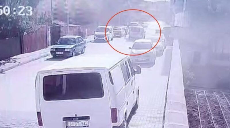 Hafif ticari aracın çarptığı çocuk yaralandı: O anlar kamerada 1