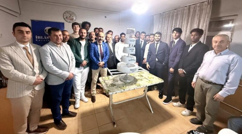 İhlas Vakfı Kütahya Huzur Erkek Öğrenci Yurdunda mezuniyet sevinci 1