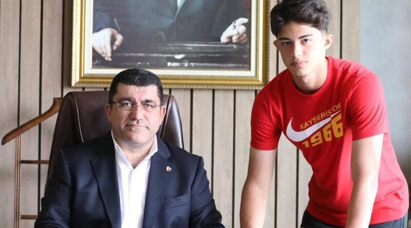 Kayserispor'da Kayra profesyonel oldu 1