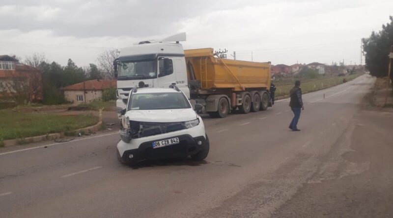 Kırıkkale'de otomobil ile hafriyat kamyonu çarpıştı: 1 yaralı 1