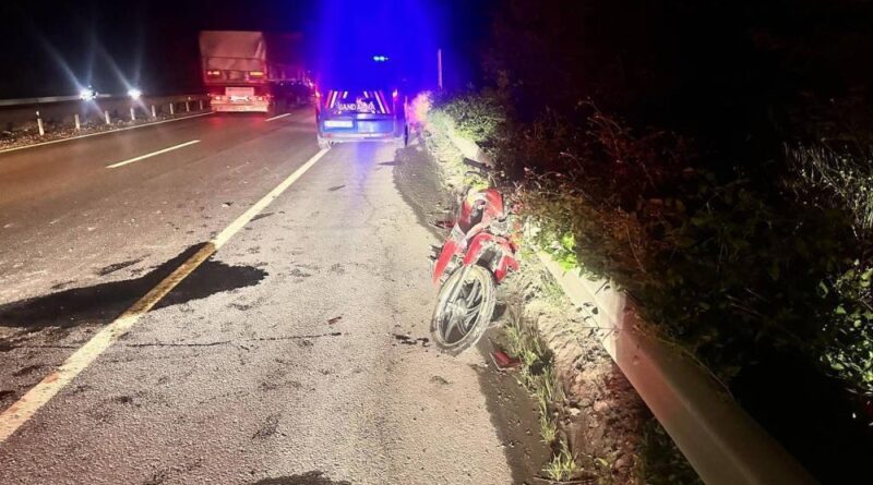 Kontrolden çıkan motosiklet refüje çarparken, sürücüsü ağır yaralandı 1