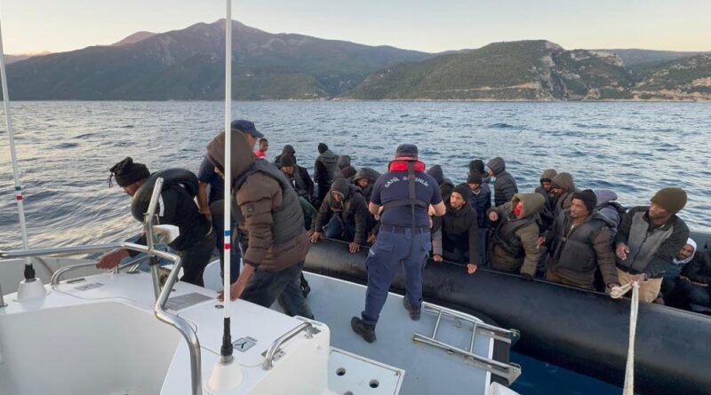 Kuşadası açıklarında 42 düzensiz göçmen kurtarıldı 1