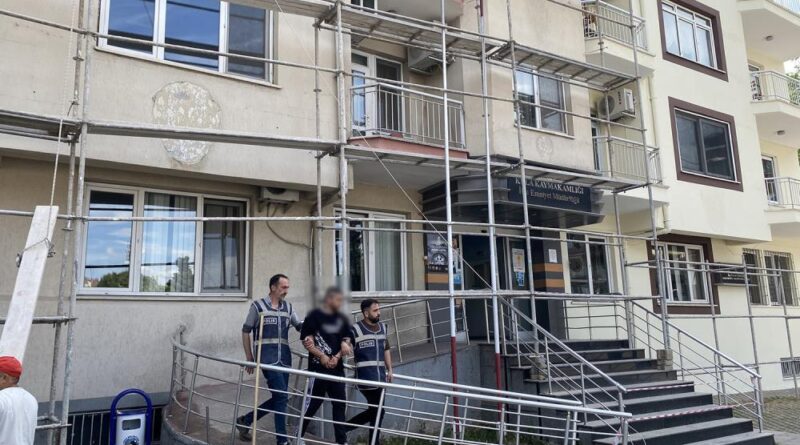 Manisa'da aracından uyuşturucu çıkan şahıs tutuklandı 1