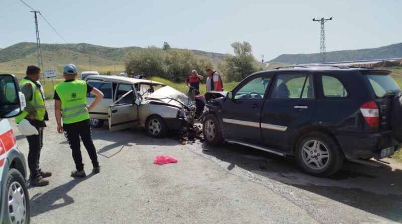 Otomobil ve cip kafa kafaya çarpıştı: 1'i ağır 6 yaralı 1