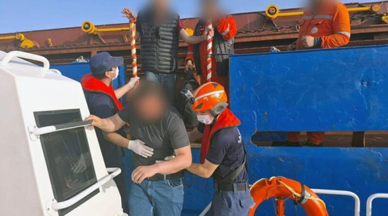 Ticari gemide yaralanan vatandaş için tıbbi tahliye 9