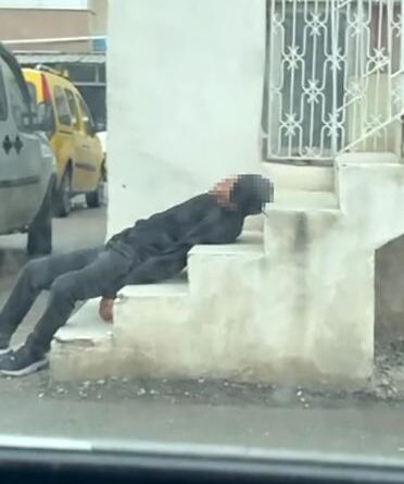 Uyuşturucu bağımlısı merdivenlerde sızıp kaldı 1