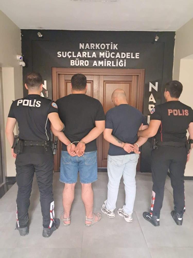 2 şüphelinin üzerinden 162 adet sentetik ecza hapı ele geçirildi
