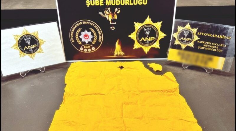 Afyonkarahisar'da otobüste peçeteye emdirilmiş uyuşturucu ele geçirildi 1