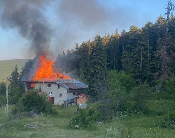 Alevlere teslim olan ev kullanılmaz hale geldi 1