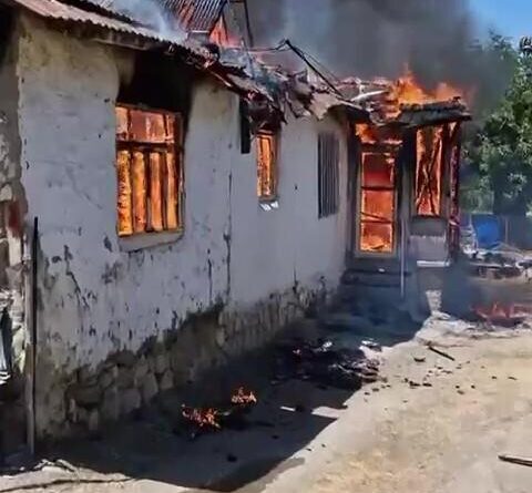 Amasya’da kerpiç ev yangında küle döndü 1