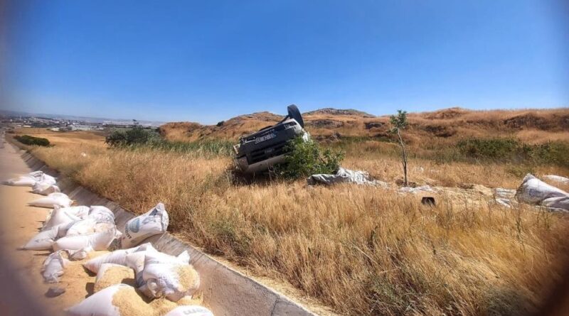 Amasya’da lastiği patlayan kepek yüklü kamyonet devrildi: 2 yaralı 1