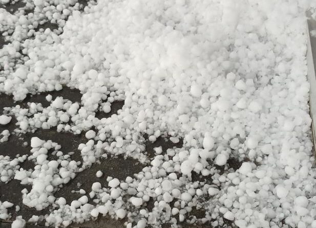 Ardahan’da dolu, araçlara ve tarım arazilerine zarar verdi 1