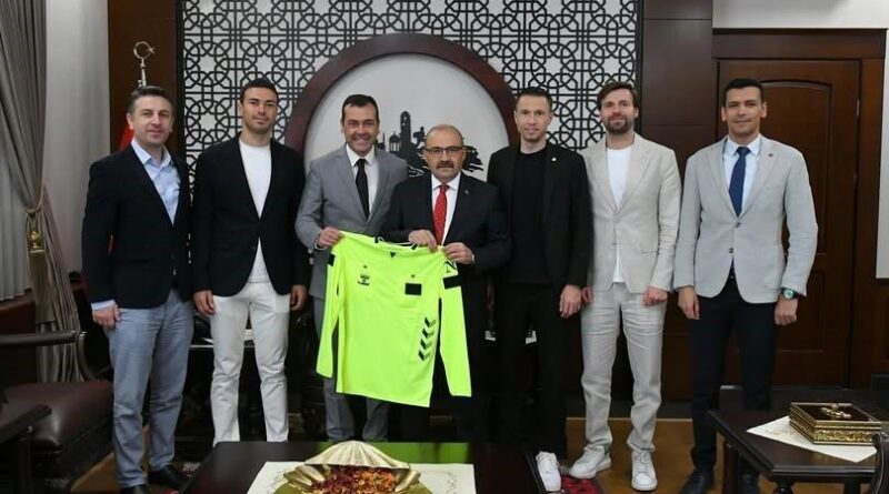 Balıkesirli Süper Lig hakemleri ve gözlemciler Vali Ustaoğlu'nu ziyaret etti 1