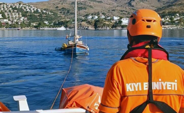 Bodrum’da arızalanan ve içinde 2 kişi bulunan tekne KIYEM ekiplerince kurtarıldı 1