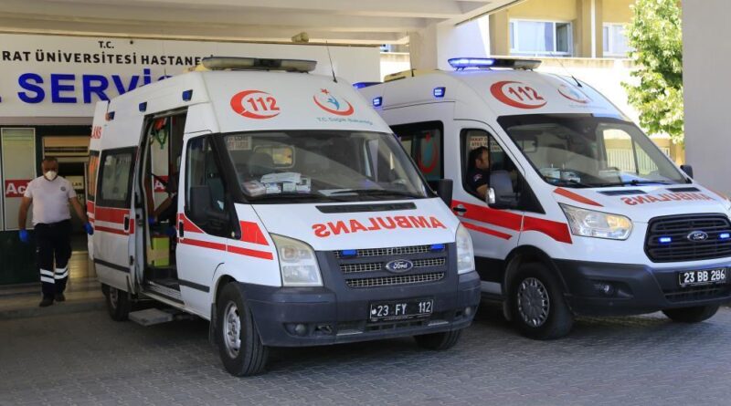 Elazığ’da motosiklet istinat duvarına çaptı: 2 yaralı 1