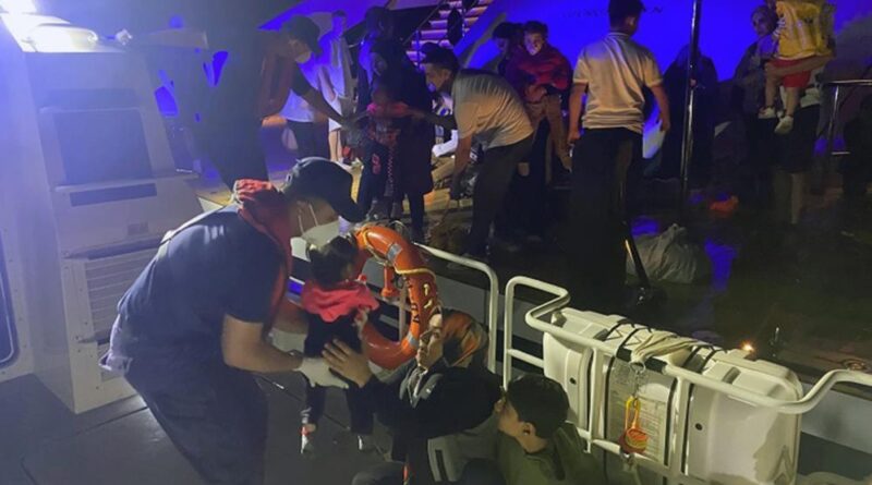 Fethiye açıklarında arızalanan lastik bottaki düzensiz göçmenler kurtarıldı 1