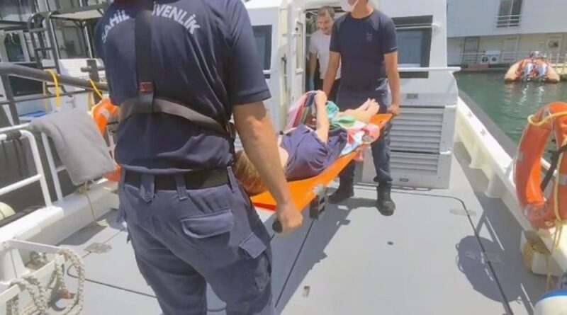 Gezi teknesinde rahatsızlanan vatandaşa tıbbi tahliye 2