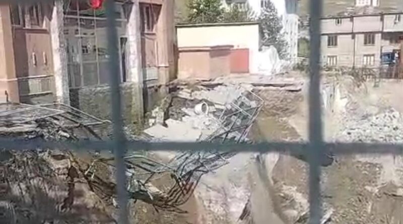 Hakkari'de adliye binasının girişinde çökme 1