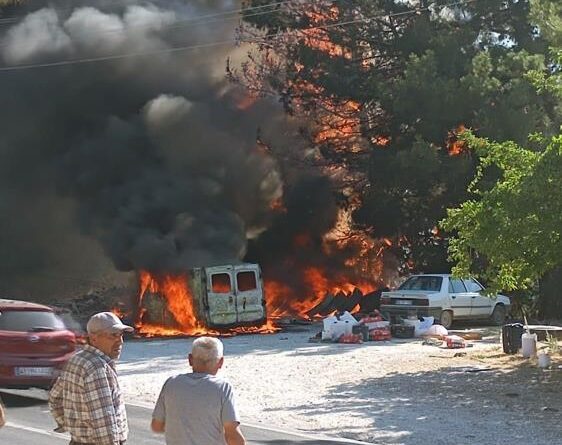 Karavan yangını ormana sıçradı, ekipler anında müdahale etti 1