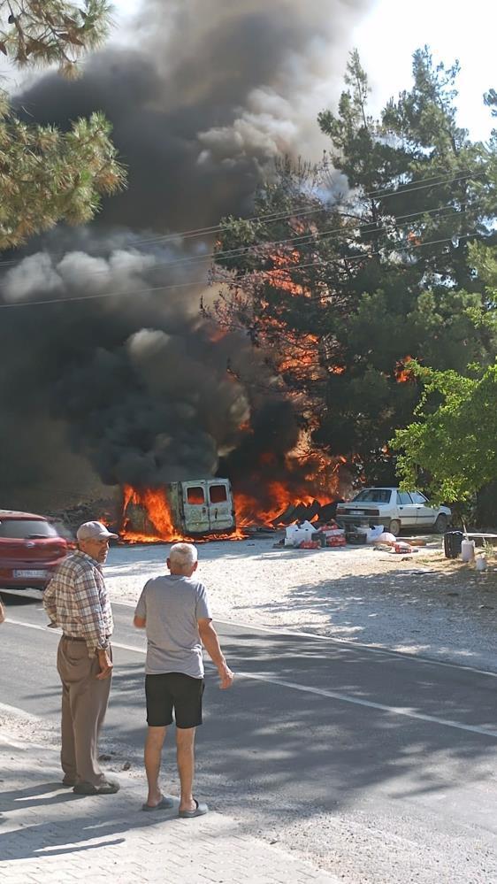 Karavan yangını ormana sıçradı, ekipler anında müdahale etti