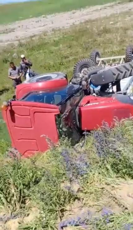Kars’ta traktör şarampole devrildi