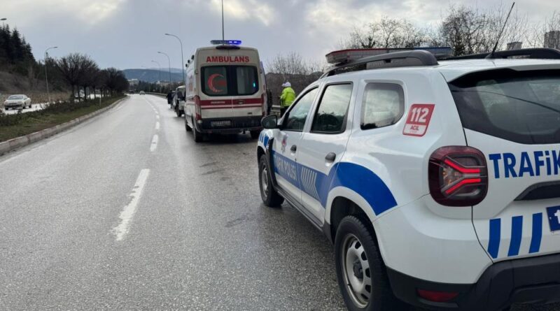 Kontrolden çıkan otomobil karşı şeride geçti, yaşanan trafik kazasında 2 kişi yaralandı 1