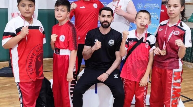 Körfez GB sporcuları madalya kürsüsünde 1