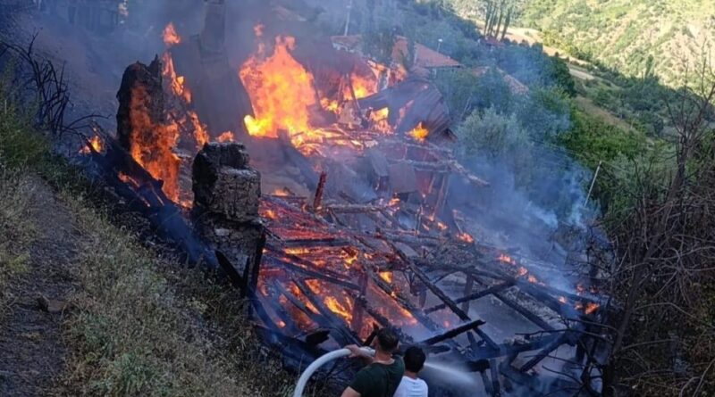 Köyde çıkan yangın 2 evi küle çevirdi 1