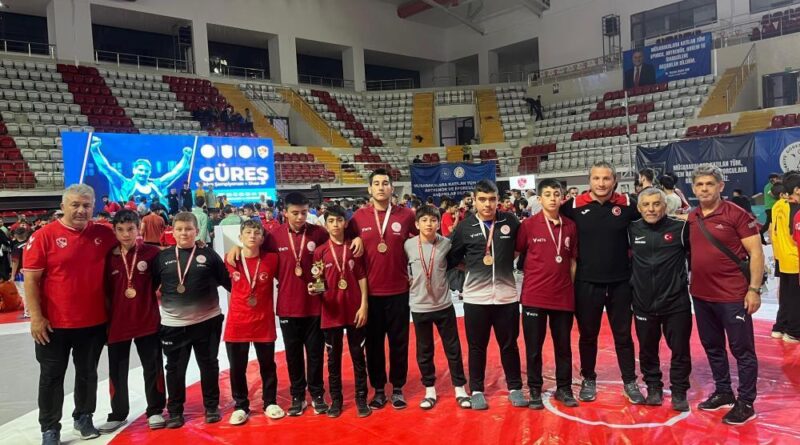 Muğlalı güreşçiler Sivas'tan madalya ile döndü 1
