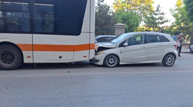 Otomobil belediye otobüsüne arkadan çarptı: 1 yaralı 1
