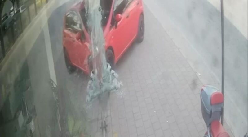 Otomobilin mağazaya daldığı anlar kamerada 1