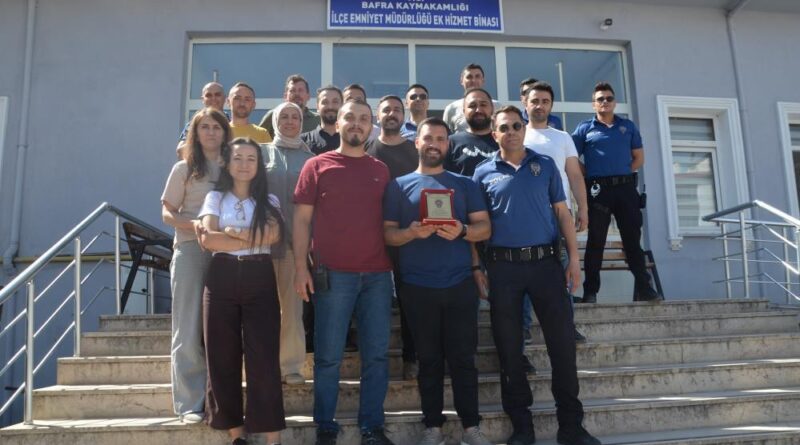 Polis memuruna veda plaketi 1