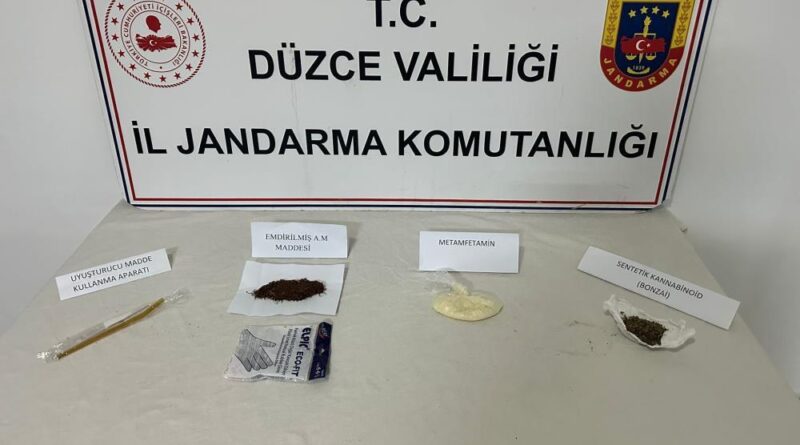 Sakarya'dan Düzce'ye uyuşturucu getirirken yakalandı 1