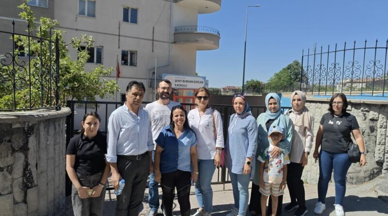 Velilerden mahalledeki okulun taşınmasına tepki 1