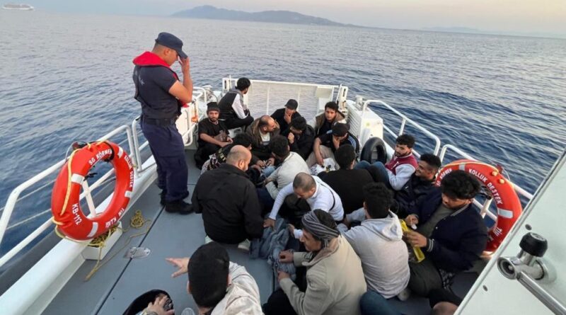 Yunanistan düzensiz göçmenleri lastik bota bindirerek ölüme itti 1