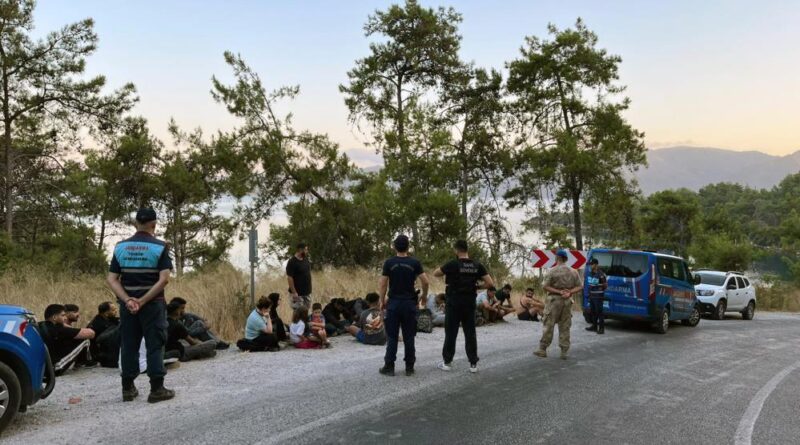 22 düzensiz göçmen ve 2 göçmen kaçakçısı yakalandı 1