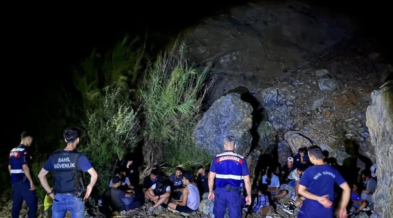 27 düzensiz göçmen ve 3 göçmen kaçakçısı yakalandı 1
