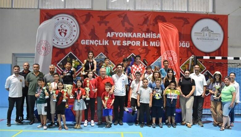 Afyonkarahisar’da 15 Temmuz Anısına Satranç ve Eskrim turnuvaları düzenlendi 1