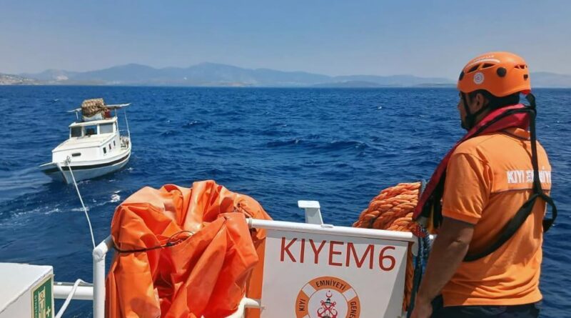 Akyarlar açıklarında sürüklenen tekne kurtarıldı 1