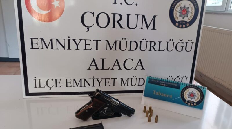 Alaca’da trafik denetiminde ruhsatsız silah ele geçirildi 1