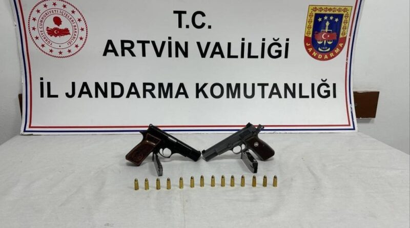 Artvin'de silah sesleri üzerine yapılan kontrolde ruhsatsız tabanca ele geçirildi 1
