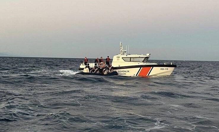 Ayvacık açıklarında 17 kaçak göçmen yakalandı 1