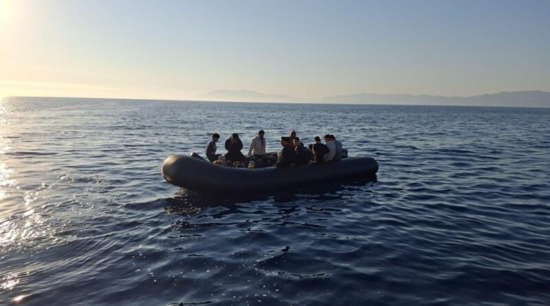 Ayvacık'ta 16'sı çocuk 23 kaçak göçmen kurtarıldı 1