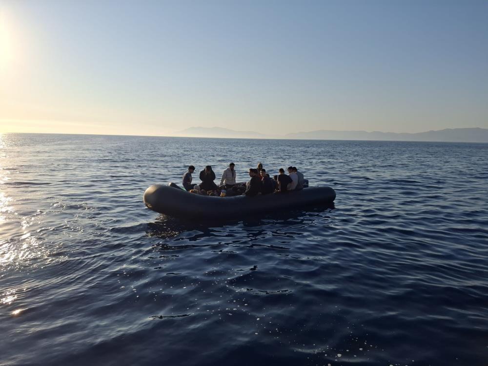 Ayvacık’ta 16’sı çocuk 23 kaçak göçmen kurtarıldı