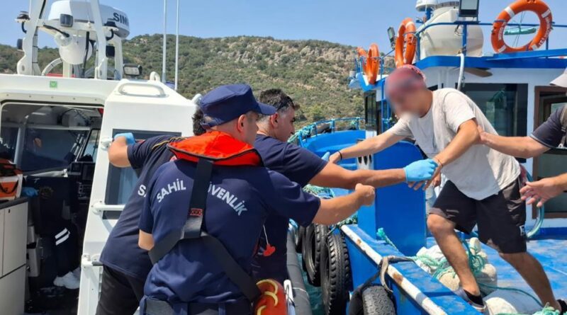 Balıkçı teknesinde rahatsızlanan vatandaşa tıbbi tahliye 1