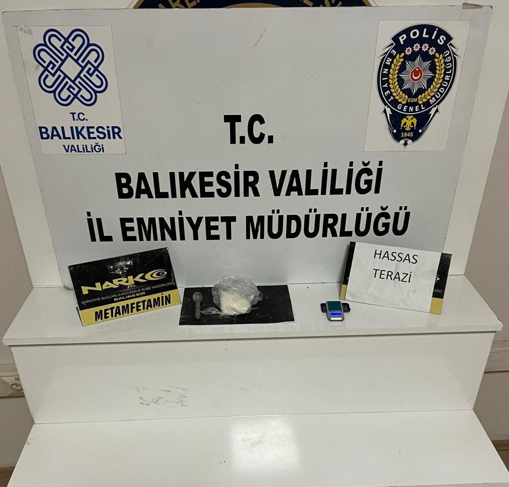 Balıkesir’de uyuşturucu taciri 3 kişi tutuklandı