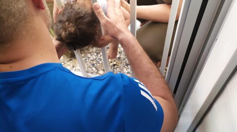 Balkon demirlerine sıkışan 1 yaşındaki bebeği sağlık ekipleri kurtardı 1