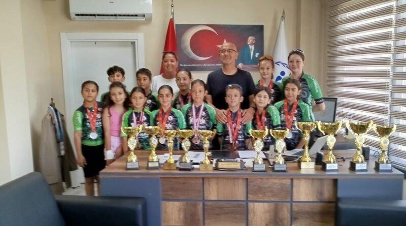 Başarılı bisikletçilerden ilçe müdürüne ziyaret 1